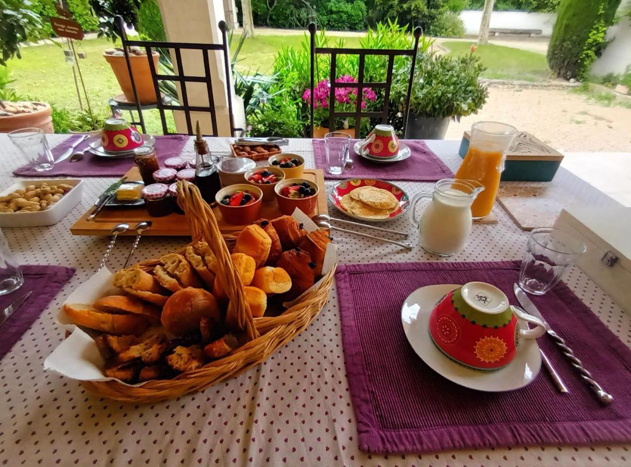 La Goutadou Bed & Breakfast Cabannes Ngoại thất bức ảnh